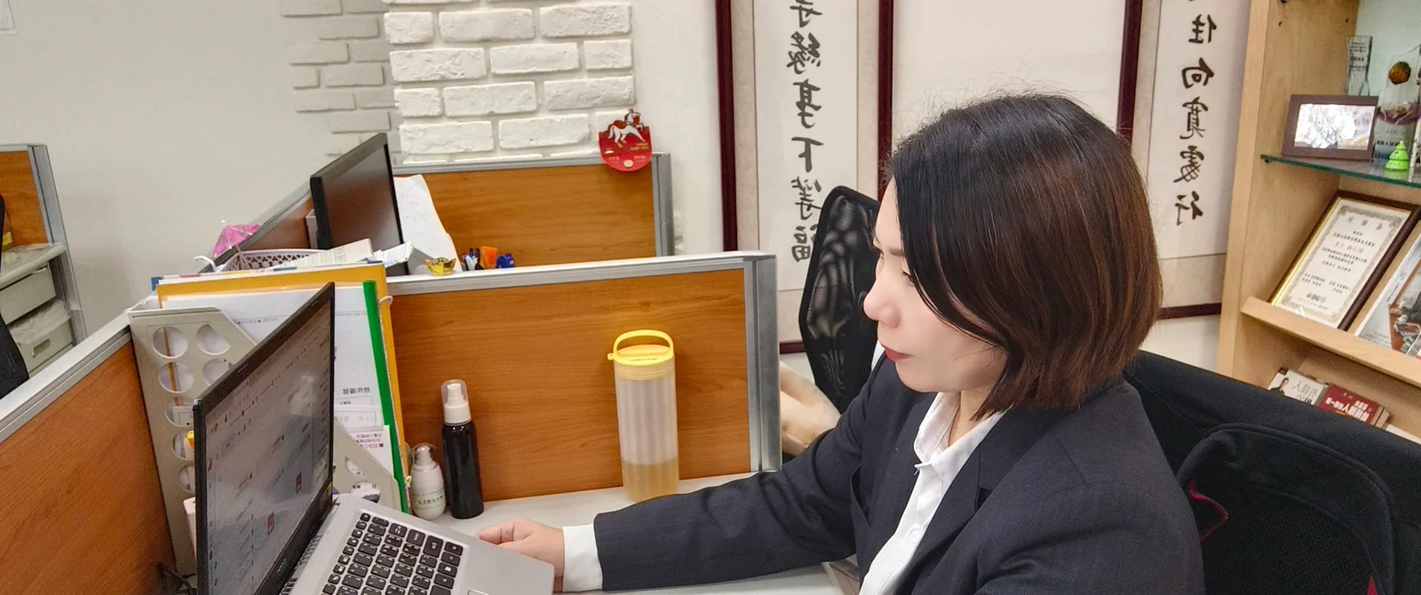 林鎧秈在辦公桌前工作